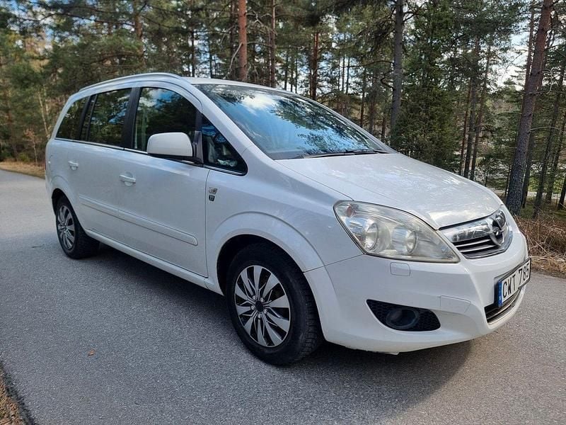 Begagnad Opel Zafira 141 HK (103 kW) 2010 Vit Minibuss