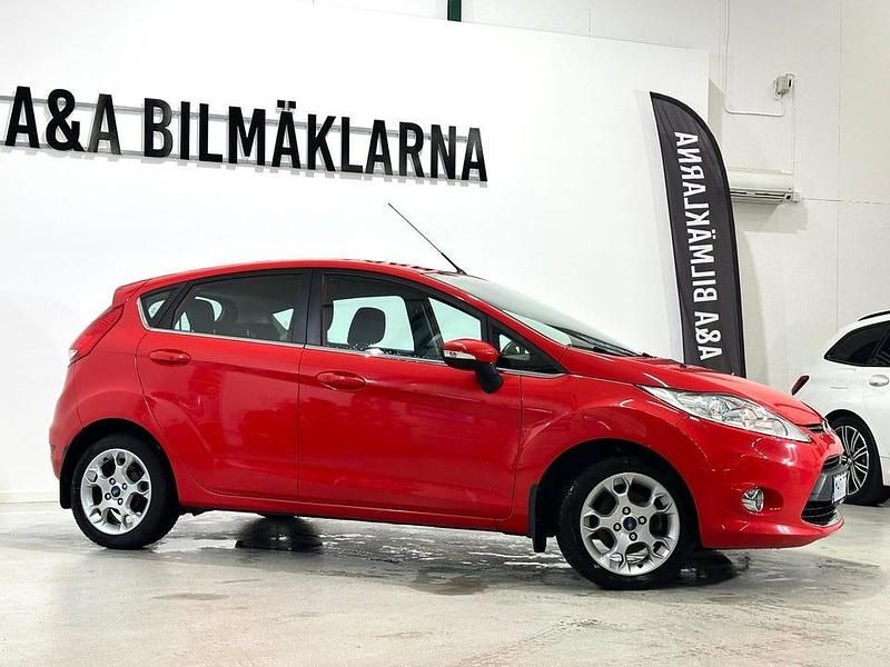 Begagnad Ford Fiesta Titanium 71 HK (52 kW) 2012 Röd Halvkombi