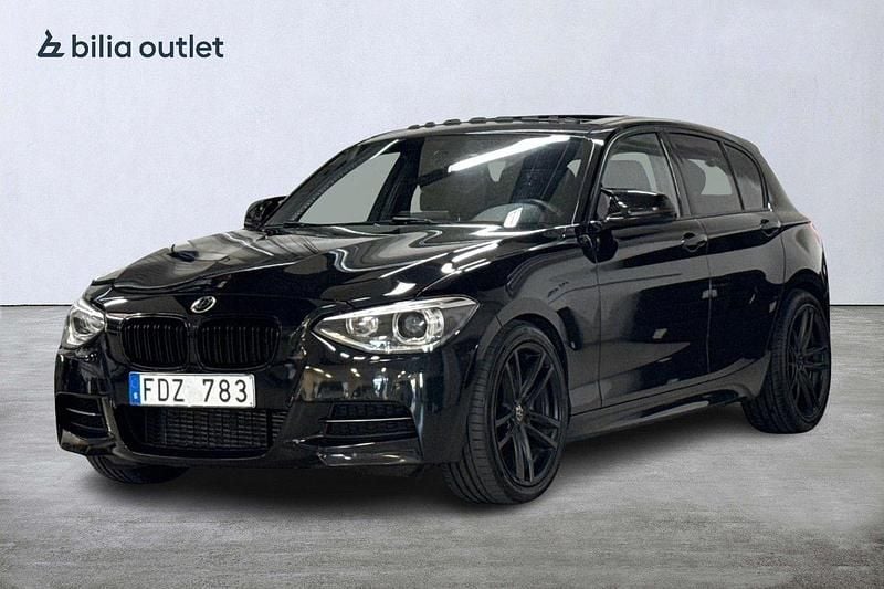 Svart Begagnad 2013 BMW M135 Halvkombi | 239 900 kr (Marknadspris) - Bild 1/3