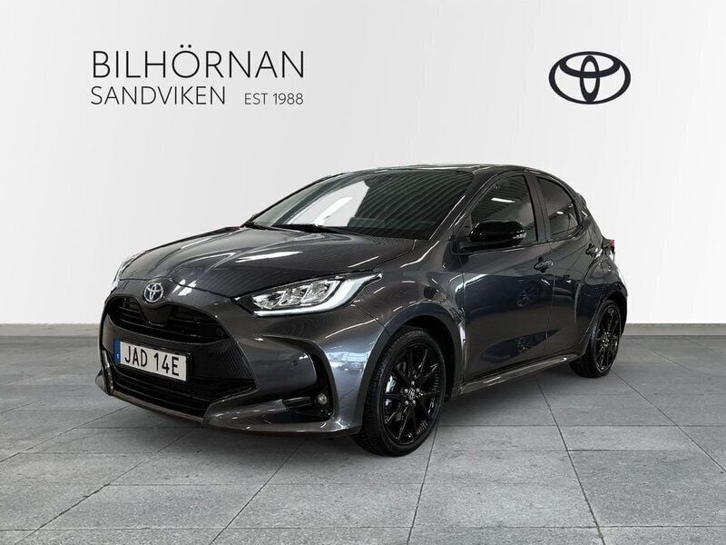 Mörkgrå (grå) Begagnad 2022 Toyota Yaris Hybrid Style Halvkombi | 269 900 kr (Dyr) - Bild 1/3