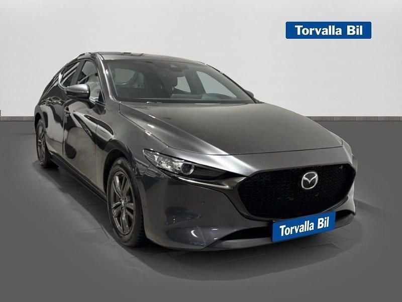 Grå metallic Begagnad 2022 Mazda 3 Halvkombi | 234 900 kr (Marknadspris) - Bild 1/4