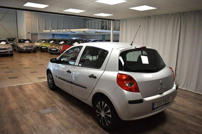 Begagnad Renault Clio II 112 HK (82 kW) 2007 Ljusgrå Halvkombi