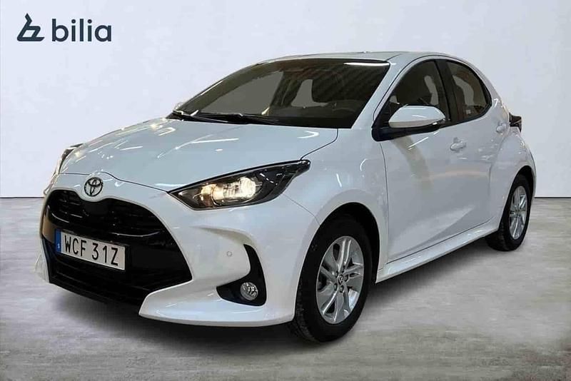 Ny Toyota Yaris Hybrid 2025 Vit Halvkombi