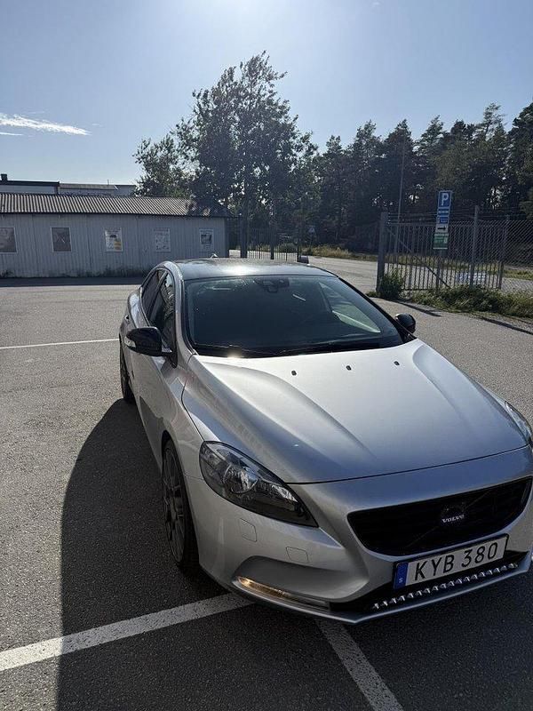 Silver Begagnad 2016 Volvo V40 Kinetic Kombi | 125 000 kr (Marknadspris) - Bild 1/4