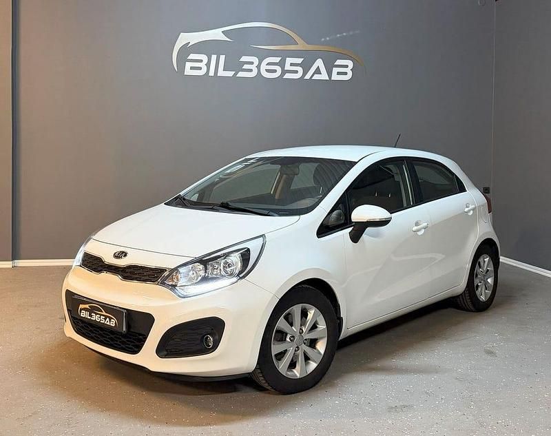 Vit Begagnad 2012 Kia Rio Halvkombi | 73 800 kr (Marknadspris) - Bild 1/4