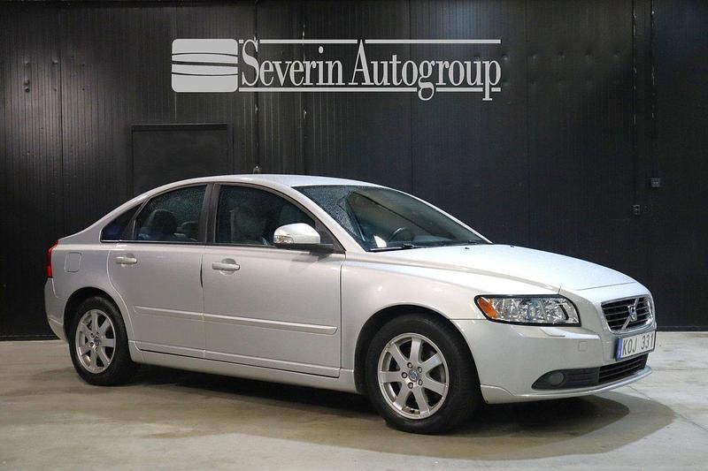 Ljusgrå Begagnad 2009 Volvo S40 Sedan | 119 000 kr (Dyr) - Bild 1/4
