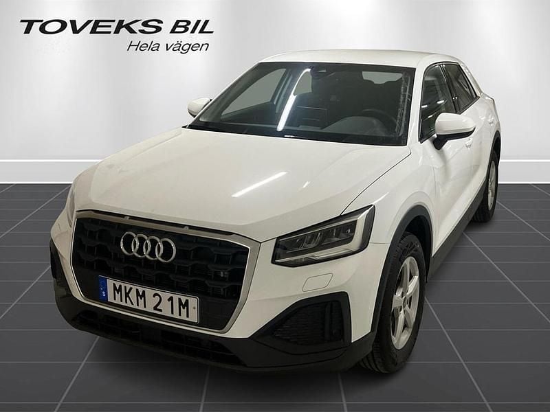 Vit Begagnad 2025 Audi Q2 SUV | 259 900 kr (Bra pris) - Bild 1/4