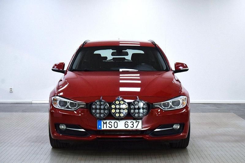 Röd Begagnad 2013 BMW 320 M Performance Kombi | 119 900 kr (Marknadspris) - Bild 1/4