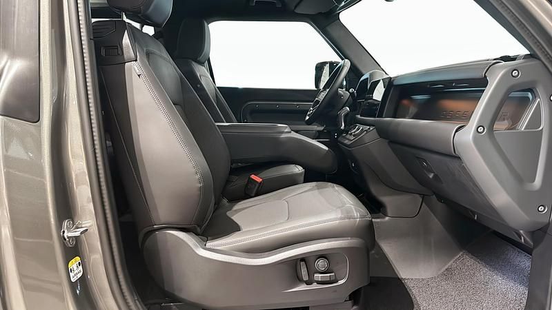 Begagnad Land Rover Defender SE Dynamic 301 HK (221 kW) 2024 Grå (grey) SUV