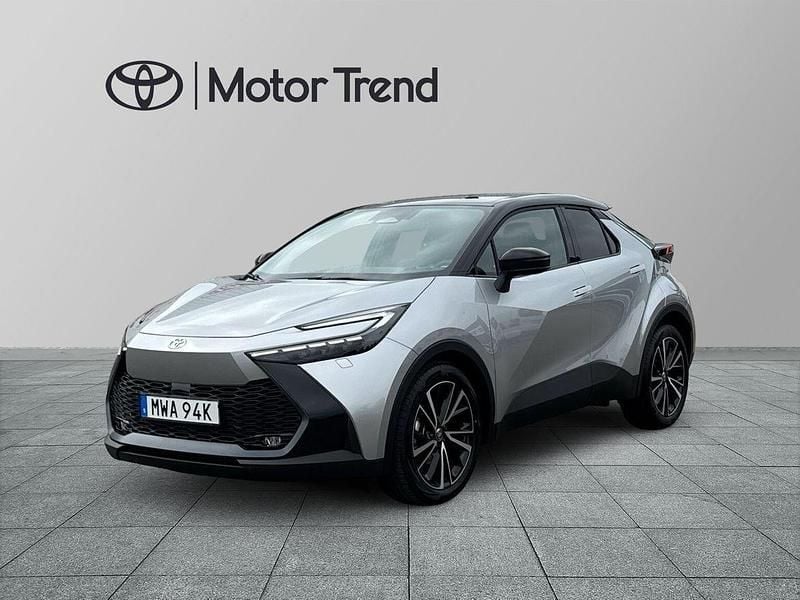 Silver Begagnad 2025 Toyota C-HR Executive SUV | 409 900 kr (Marknadspris) - Bild 1/4