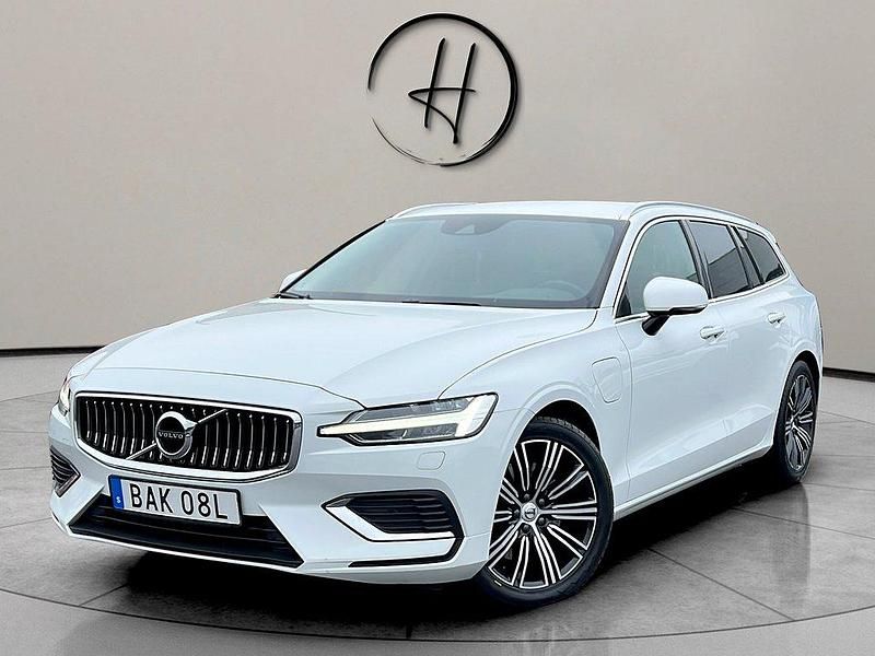 Vit Begagnad 2021 Volvo V60 Momentum Kombi | 265 000 kr (Marknadspris) - Bild 1/4