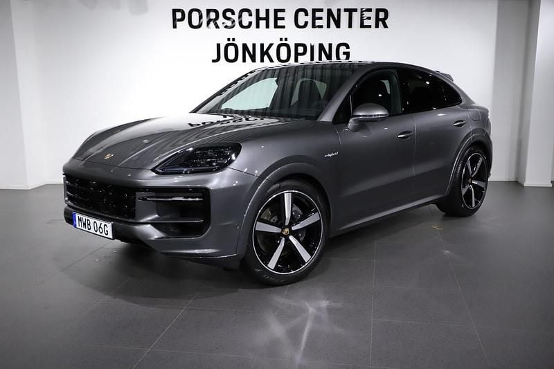 Mörkgrå (grey) Begagnad 2025 Porsche Cayenne Black Edition SUV | 1 425 000 kr - Bild 1/4