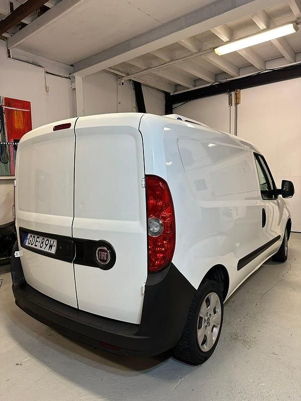 Begagnad Fiat Doblò 90 HK (66 kW) 2014 Vit Minibuss
