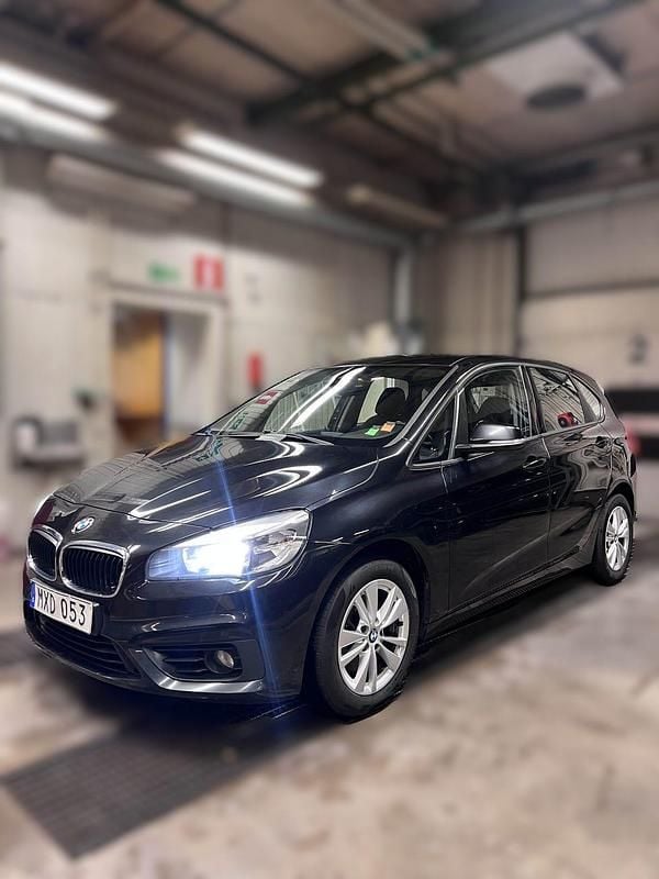 Svart Begagnad 2016 BMW 218 Active Tourer Minibuss | 95 000 kr (Marknadspris) - Bild 1/4