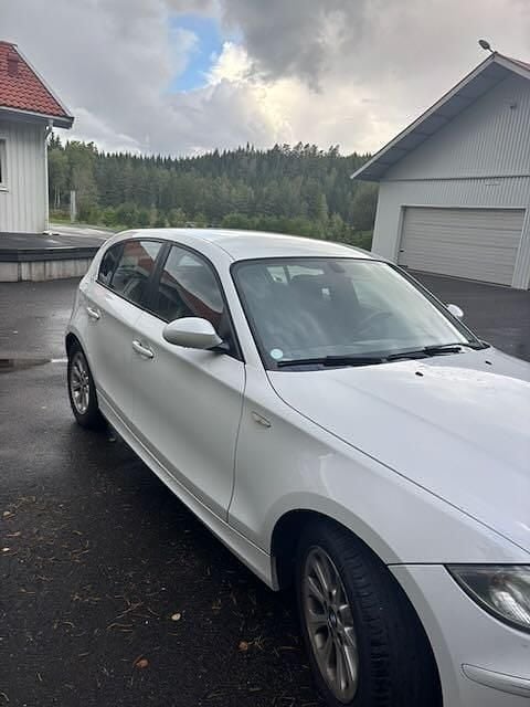Vit Begagnad 2008 BMW 116 Advantage Halvkombi | 55 000 kr (Marknadspris) - Bild 1/4