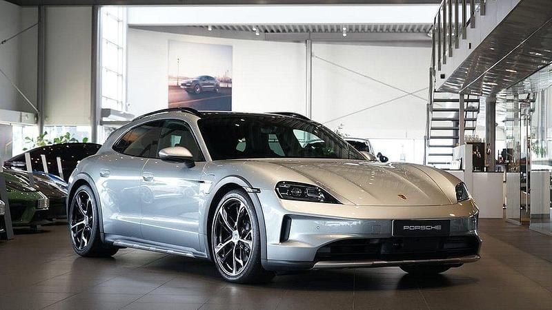 Silver Ny 2024 Porsche Taycan Cross Turismo Sedan | 1 427 900 kr (Marknadspris) - Bild 1/4