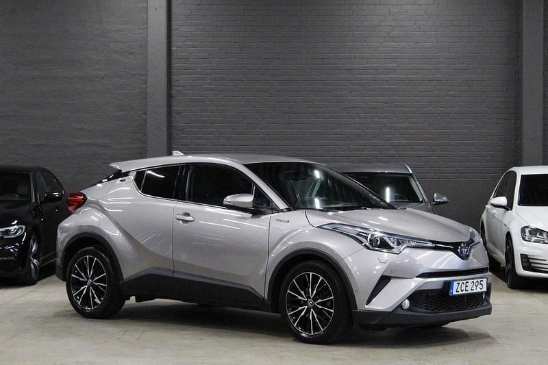 Mörkgrå (grå) Begagnad 2018 Toyota C-HR Executive SUV | 209 900 kr (Marknadspris) - Bild 1/4