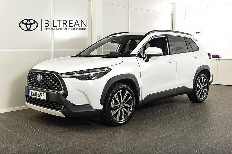 Vit Begagnad 2023 Toyota Corolla Cross Style SUV | 344 900 kr (Marknadspris) - Bild 1/4
