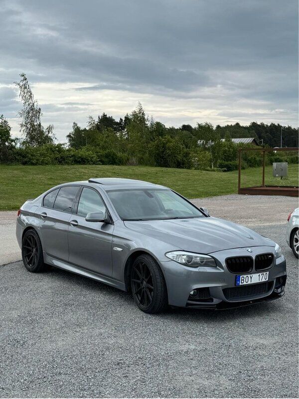 Grå Begagnad 2011 BMW 525 Sport Line Sedan | 149 000 kr (Marknadspris) - Bild 1/4