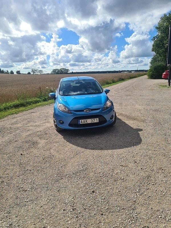 Blå Begagnad 2010 Ford Fiesta Trend Halvkombi | 32 000 kr (Bra pris) - Bild 1/4