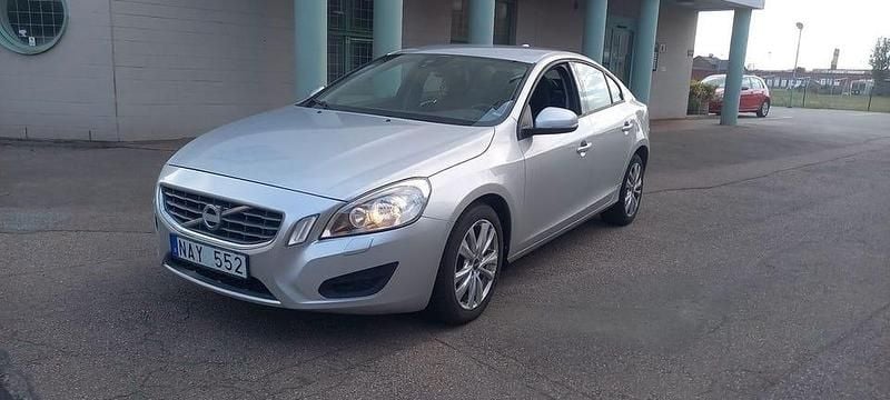 Grå Begagnad 2013 Volvo S60 Kinetic Sedan | 84 900 kr (Bra pris) - Bild 1/4