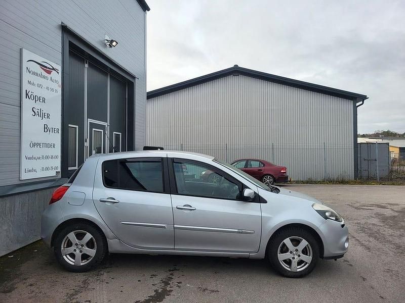 Begagnad Renault Clio R.S. 75 HK (55 kW) 2012 Silver Halvkombi