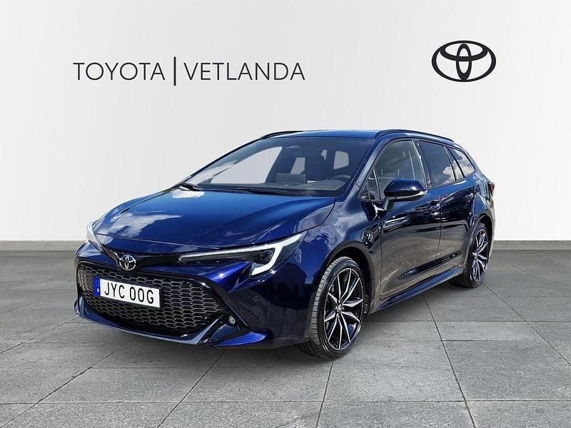 Mörkblå (blå metallic / svart tak) Begagnad 2023 Toyota Corolla Sport Kombi | 329 000 kr (Bra pris) - Bild 1/4