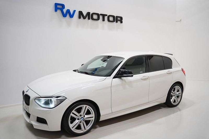 Vit Begagnad 2014 BMW 116 M Sport Halvkombi | 99 800 kr (Marknadspris) - Bild 1/4
