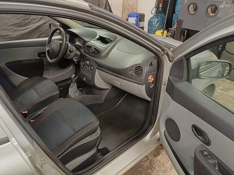 Begagnad Renault Clio R.S. 75 HK (55 kW) 2007 Halvkombi
