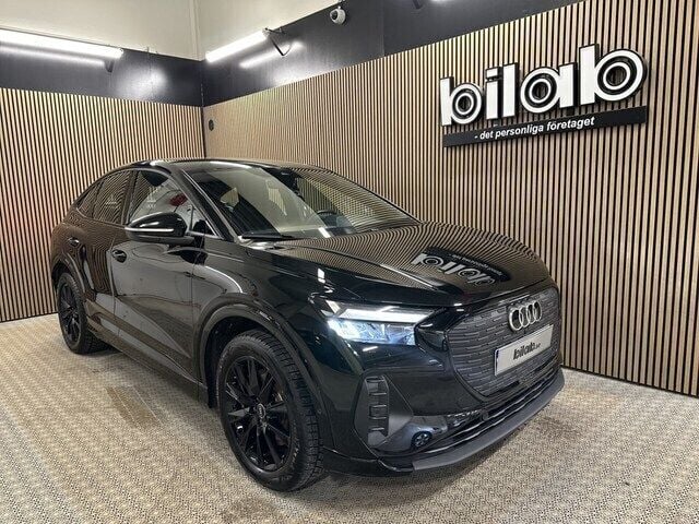 Svart Begagnad 2023 Audi Q4 Sportback e-tron Advanced SUV | 499 000 kr (Dyr) - Bild 1/4