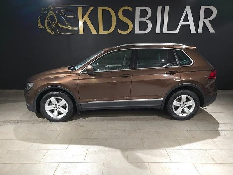 Brun Begagnad 2018 VW Tiguan Executive SUV | 219 500 kr (Bra pris) - Bild 1/4