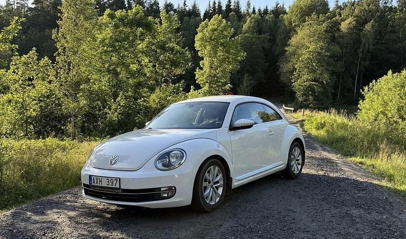 Vit Begagnad 2013 VW Beetle Halvkombi | 99 900 kr (Marknadspris) - Bild 1/4