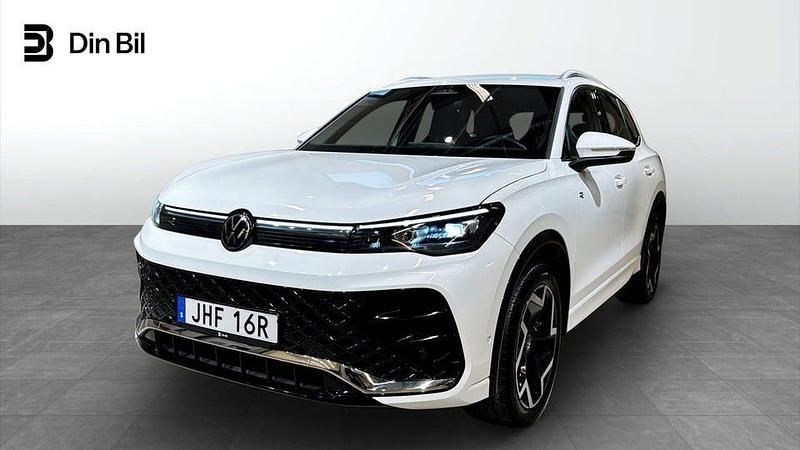 Pure white Begagnad 2025 VW Tiguan R-line SUV | 469 900 kr (Marknadspris) - Bild 1/4