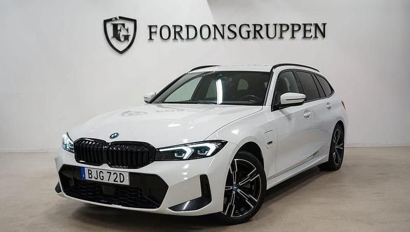 Vit Begagnad 2023 BMW 330 M Sport Kombi | 419 800 kr - Bild 1/4