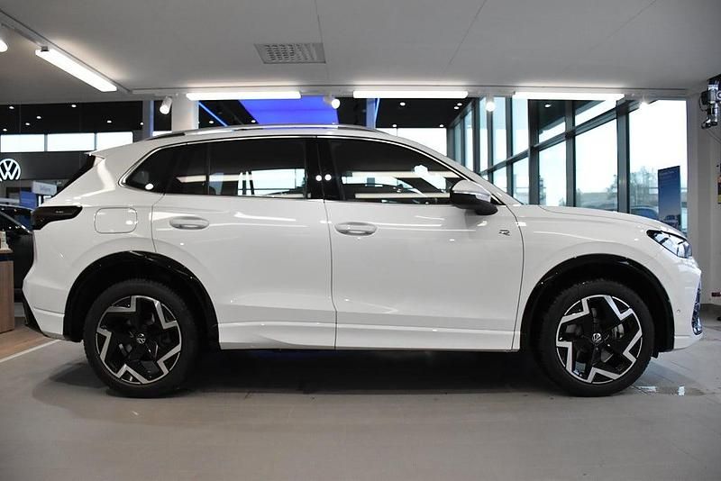 Begagnad VW Tiguan R-line 200 HK (147 kW) 2024 Vit SUV