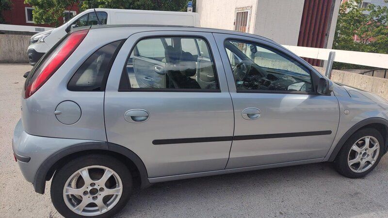 Grå Begagnad 2004 Opel Corsa Halvkombi | 18 000 kr (Marknadspris) - Bild 1/4