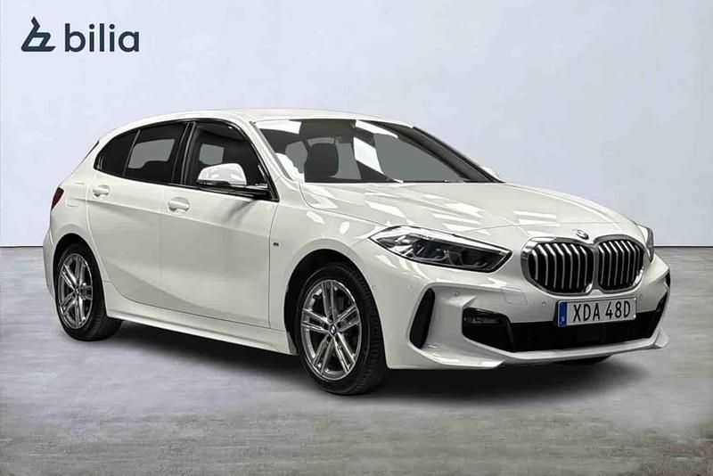 Vit Begagnad 2023 BMW 118 Halvkombi | 299 000 kr - Bild 1/1