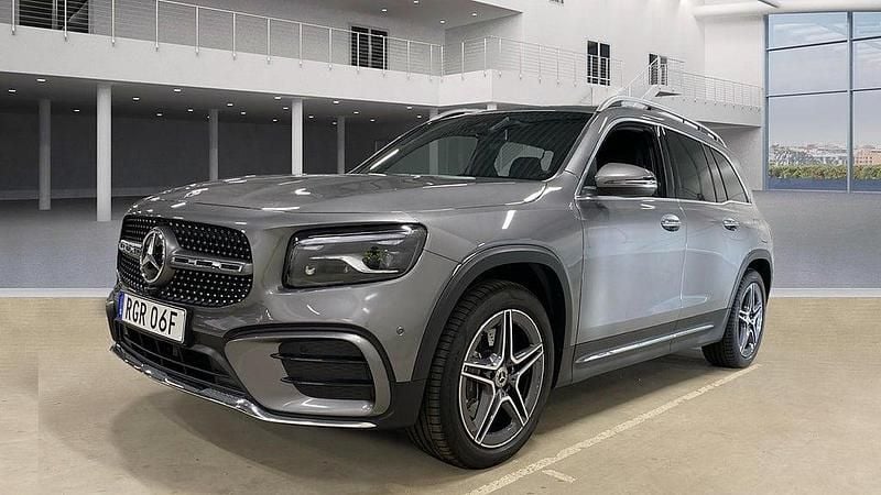 Mörkgrå Begagnad 2024 Mercedes GLB220 AMG line SUV | 519 000 kr (Marknadspris) - Bild 1/3