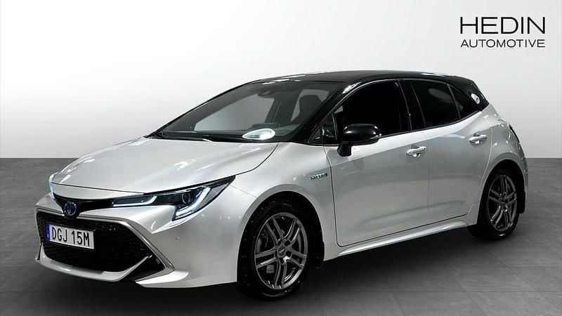 Silver Begagnad 2019 Toyota Corolla Hybrid Halvkombi | 209 900 kr (Marknadspris) - Bild 1/4