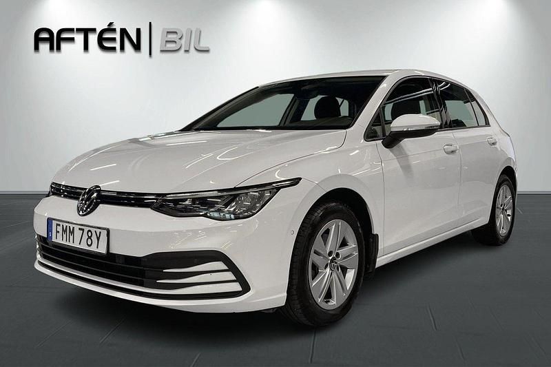 Vit Begagnad 2022 VW Golf VIII Halvkombi | 239 800 kr (Marknadspris) - Bild 1/3