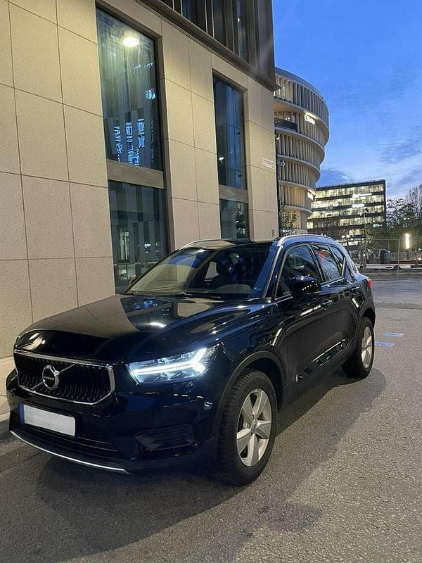 Svart Begagnad 2022 Volvo XC40 Momentum SUV | 260 000 kr (Bra pris) - Bild 1/4