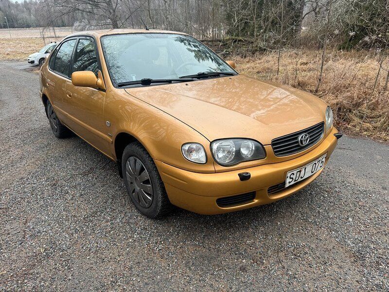 Gul Begagnad 2000 Toyota Corolla Halvkombi | 24 900 kr (Marknadspris) - Bild 1/4