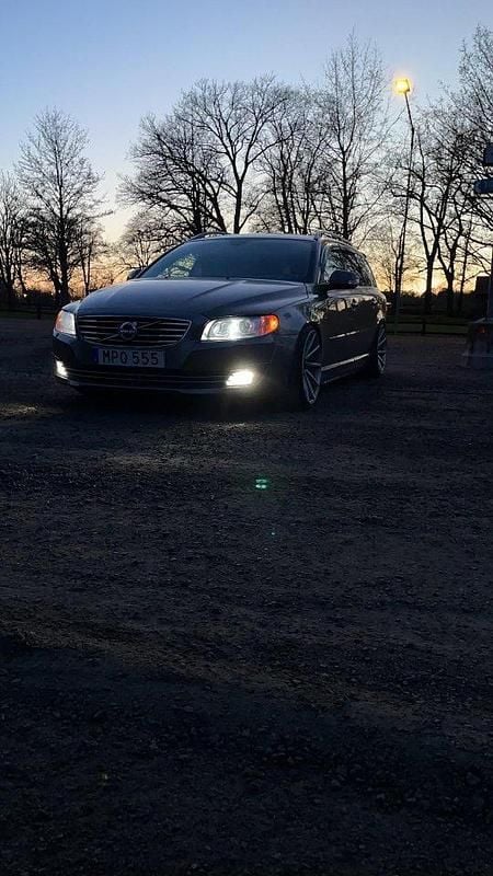 Grå Begagnad 2011 Volvo V70 Summum Kombi | 73 000 kr (Marknadspris) - Bild 1/4