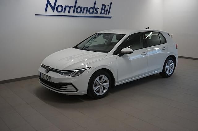 Vit (pure white) Begagnad 2024 VW Golf VIII Life Halvkombi | 306 900 kr (Marknadspris) - Bild 1/4