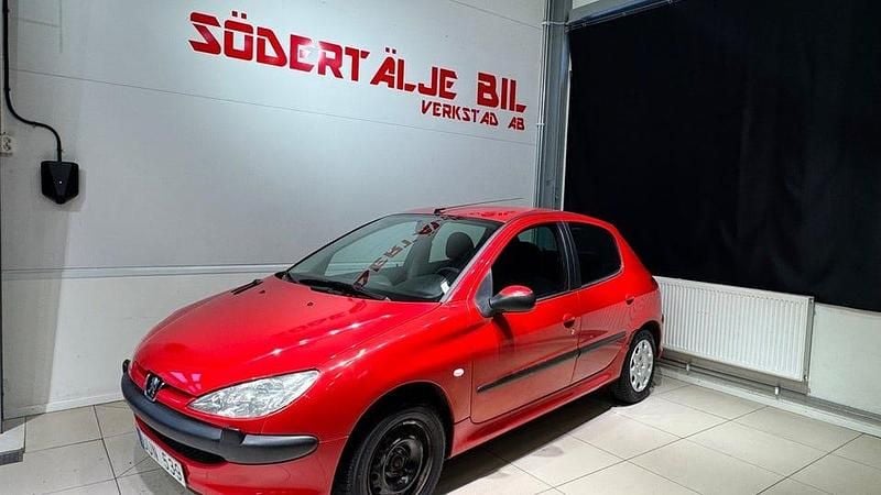 Begagnad Peugeot 206 75 HK (55 kW) 2004 Röd Halvkombi