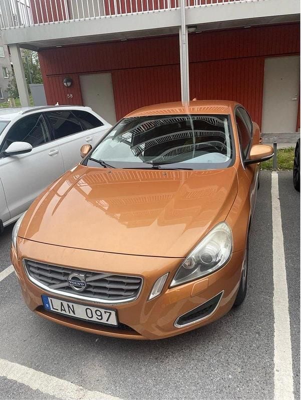 Brun Begagnad 2011 Volvo S60 Momentum Sedan | 85 000 kr (Bra pris) - Bild 1/4