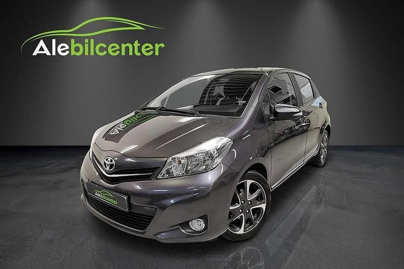 Mörkgrå Begagnad 2013 Toyota Yaris Trend Halvkombi | 84 900 kr (Marknadspris) - Bild 1/4