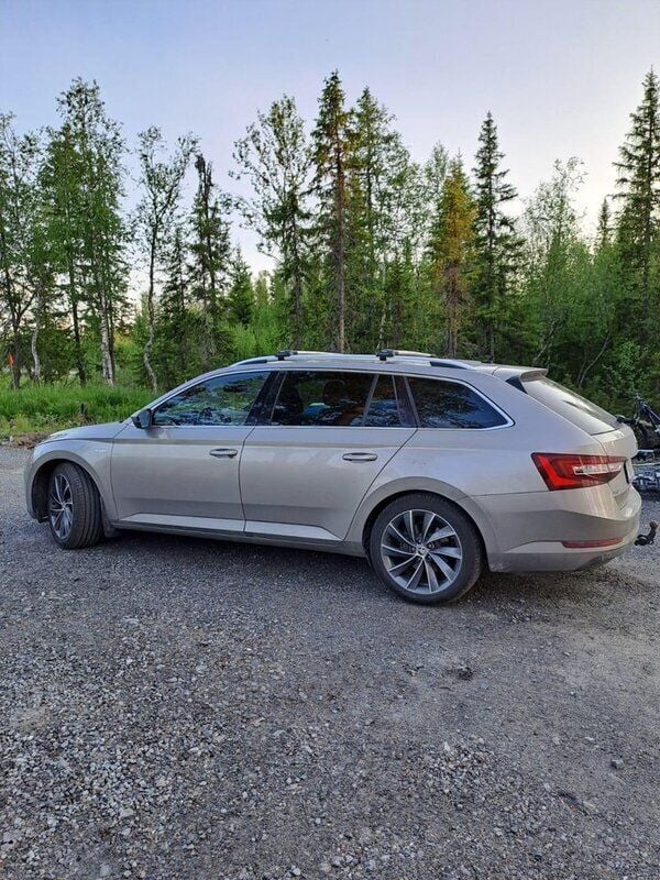 Brun Begagnad 2019 Skoda Superb Business Line Kombi | 234 900 kr (Bra pris) - Bild 1/4