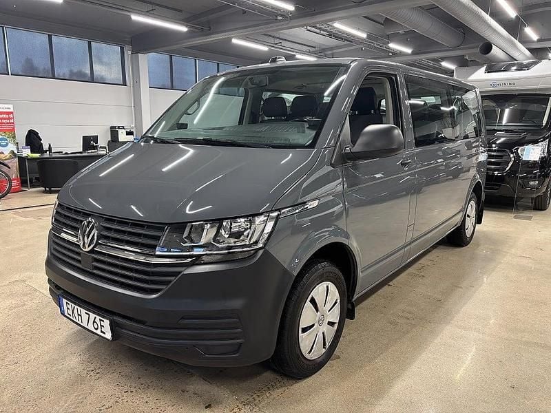 Grå Begagnad 2020 VW Caravelle Minibuss | 429 900 kr (Marknadspris) - Bild 1/4