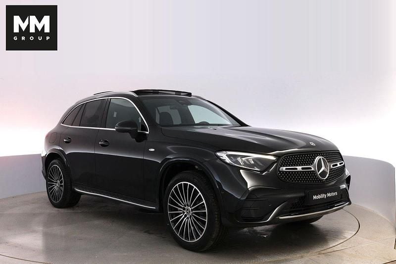 Svart Ny 2025 Mercedes GLC300e AMG SUV | 803 700 kr (Marknadspris) - Bild 1/4